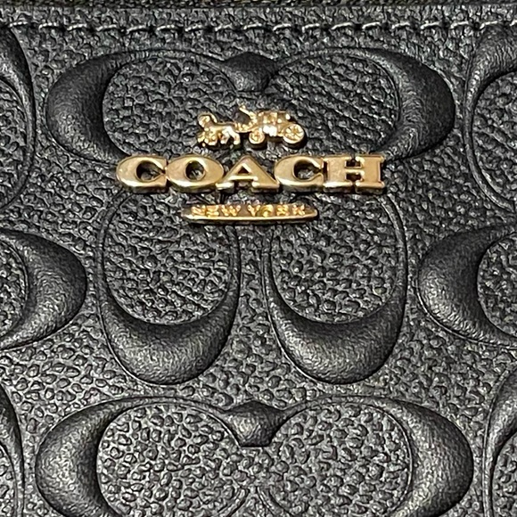 NEW Coach Boxed Corner Zip Wristlet - Picture 1 of 13